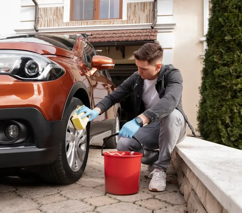 Lavage auto à domicile La Lande-Patry : professionnel intervenant sur un véhicule
